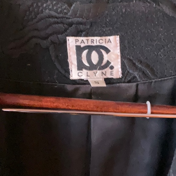 Long black coat with embroidery - Picture 2 of 9